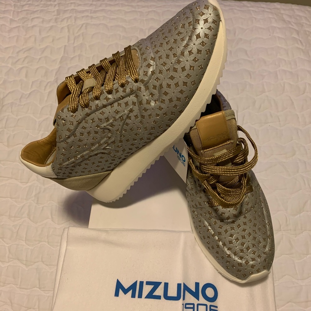 Mizuno sneakers size 9